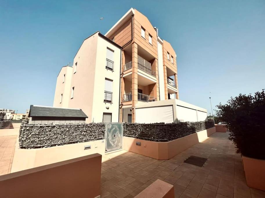 Luxurious-fully Equipped & Renovated-2room Suite-elevator-quite Area-secure Parking Appartamento