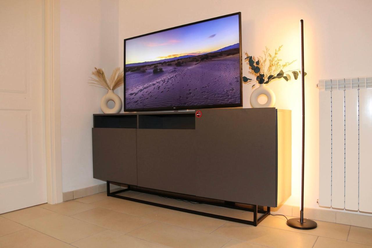 Luxurious-fully Equipped & Renovated-2room Suite-elevator-quite Area-secure Parking *