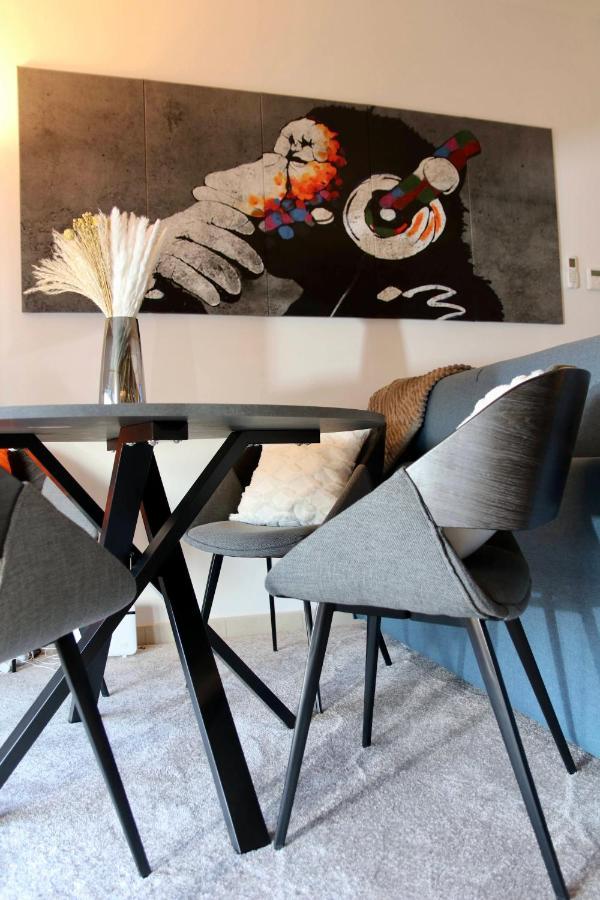 Luxurious-fully Equipped & Renovated-2room Suite-elevator-quite Area-secure Parking *