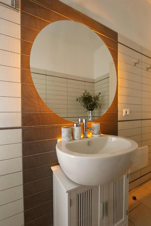Luxurious-fully Equipped & Renovated-2room Suite-elevator-quite Area-secure Parking Appartamento